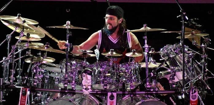 Soubor:MIke Portnoy playing the drums (Rio de Janeiro, 2006).jpg – Wikipedie