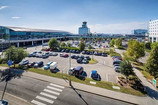 Přísnější pravidla pro parkování u Letiště Praha: taxikáři si stěžují na zdržování