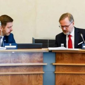 Ministr vnitra Vít Rakušan (STAN) a Petr Fiala (ODS) na jednání vlády