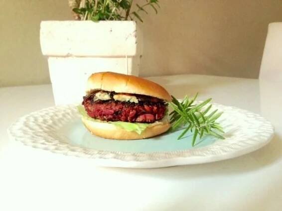 Domácí hamburger nemusí být jen z masa! Úžasná je kombinace s řepou a ovesnými vločkami!