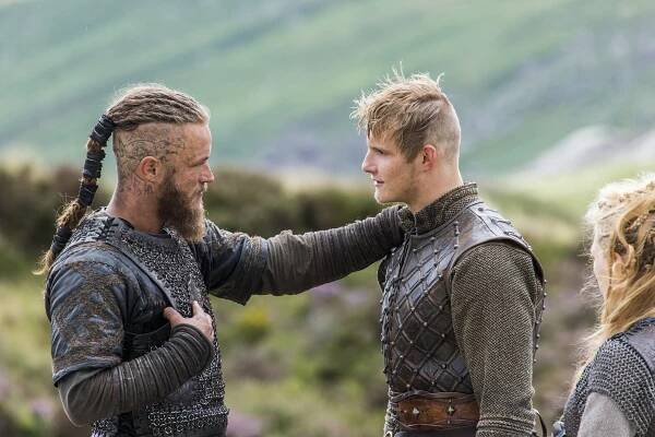 Vikingové - Oko za oko - Z filmu - Travis Fimmel, Alexander Ludwig
