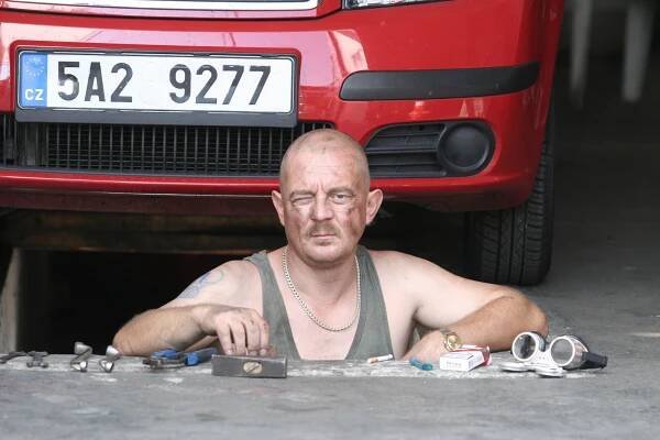 „Hlavně nezačít blinkat.“ Břicho herečce napřed vycpávali, během natáčení otěhotněla i doopravdy