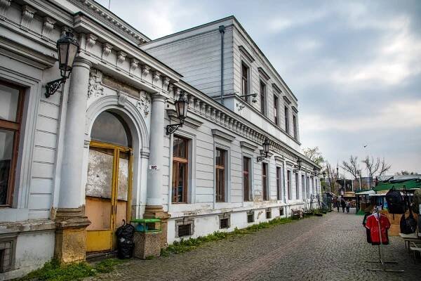 Holešovická tržnice: Kulturní památka stále v obležení vietnamských stánkařů