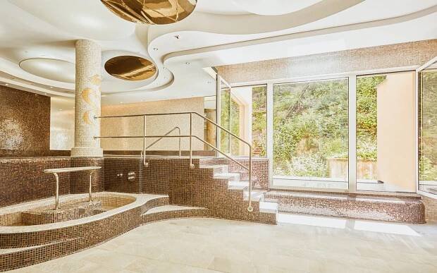 Karlovy Vary exkluzivně v centru: 4* Spa Hotelu IRIS s neomezeným wellness, bazénem, procedurami a polopenzí