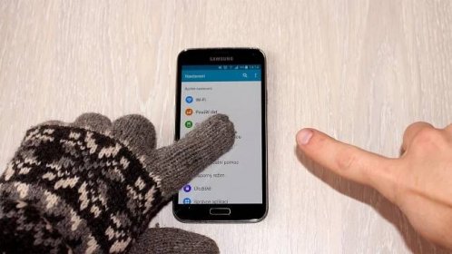 Jak ovládat mobilní telefon SAMSUNG Galaxy v rukavicích