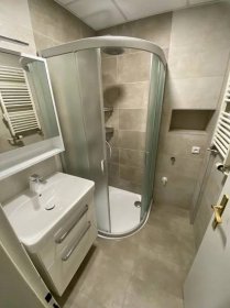 Koupelny inspirace: Rekonstrukce elegantní šedé koupelny s půlkruhovým sprchovým koutem (Most)