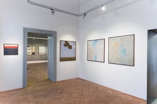 Galerie zlínského zámku vystavuje obrazy Miroslava Šimordy a historické snímky Beskyd Jana Sikory