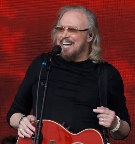 Barry Gibb-Glasto17-198 (35455982371) (oříznuté) .jpg