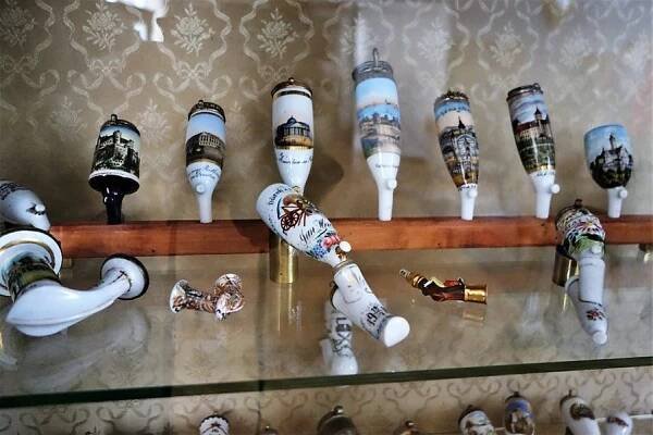 Sbírka dýmek na zámku Jánský Vrch. Foto: Hana Ulmová