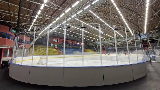 Hřiště jako v NHL. Brodskou Kotlinu pokřtí derby