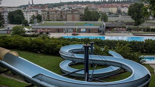 Na koupání v Praze je třeba si ráno přivstat a auto raději nechat doma