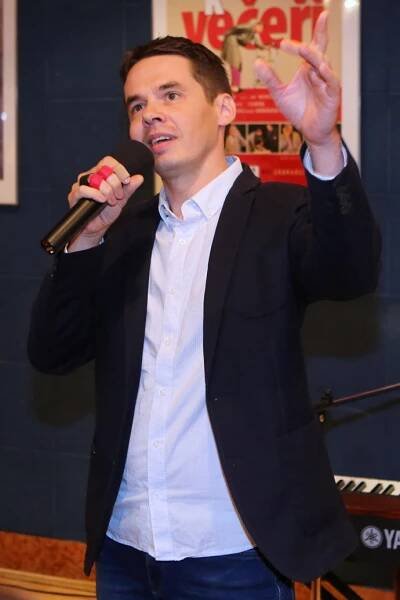 Zpěvák a herec Petr Macháček se na divadelních prknech cítí jako ryba ve vodě.