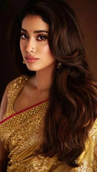 Janhvi Kapoor Exudes Elegance in Irresistible Saree Looks