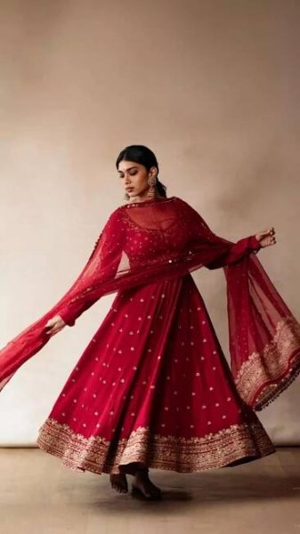 Dushara Vijayan’s Deep Red Ethnic Style Is a True Fashion Statement