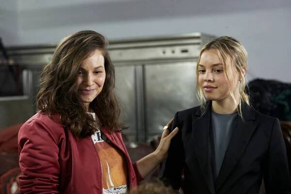 Hotel Barcelona - Episode 1 - Z filmu - Mina Tander, Lea Zoe Voss