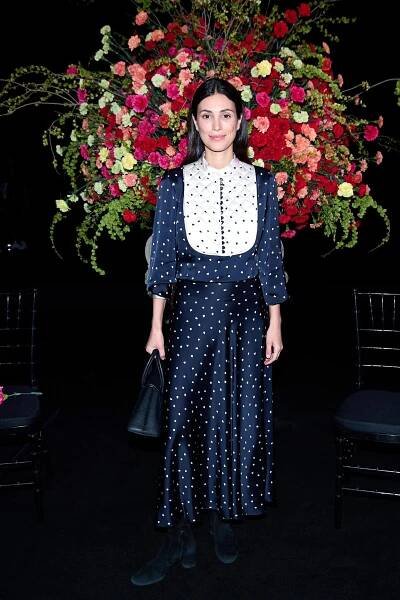 Bei der Madrid Fashion Week ist Alessandra de Osma zu Gast bei der Show von Jorge Vazque. Hier zeigt sich die Rechtsanwältin in einem sehr ungewohnten Look. Das blaue Kleid mit weißen Herzchen wirkt fast schon zu niedlich für die Prinzessin. Das kann sie besser!
