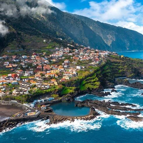 Blick auf die Küste vor Seixal auf Madeira.