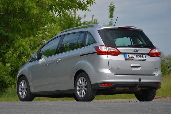 Ojetý Ford Grand C-Max je dostupná cesta k praktickému MPV. Hrozivé pověsti některých motorů nevěřte