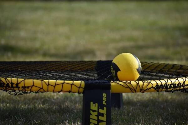Spikeball: Rychlý a zábavný sport pro letní večery – Pravidla, tipy a doporučení na sportovní obuv - Luxusní prádlo.cz