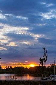 Bezplatný obrázek: Zářivá tmavě modrá soumračná obloha při západu slunce na břehu jezera