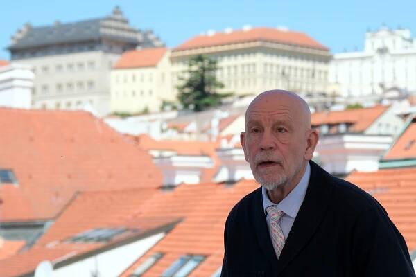Do Prahy přijel známý herec John Malkovich. Účinkuje v Divadle Hybernia