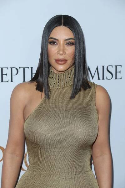Vlasová evoluce Kim Kardashian: Mikáda, vlasy po pas i hustá ofina, která jí vůbec nelichotila