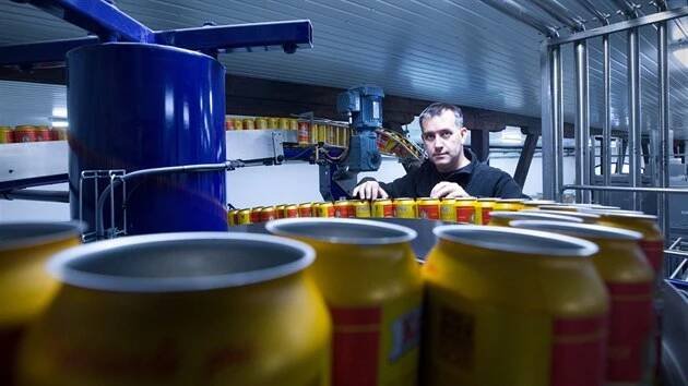 Linka na výrobu plechovkového piva přišla pivovar Konrad na 100 milionů korun. Na snímku Pavel Regner.
