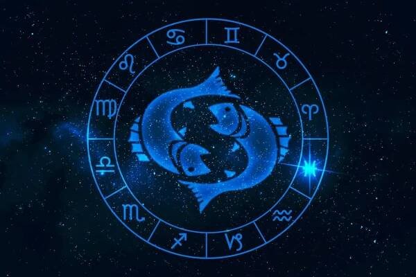 Pisces horoskop znamení ve dvanácti zvěrokruh s galaxií hvězdy pozadí, grafika polygonu člověka myšlení — Stock obrázek