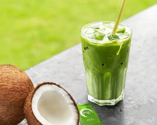 Kokosové matcha ice latte