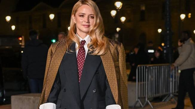 Virginie Efira fait sensation en costume-cravate au Grand Dîner du Louvre