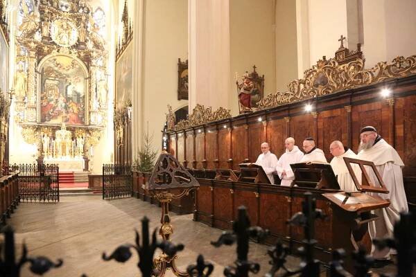 Mniši v klášterním kostele | foto: © Cisterciácké opatství Vyšší Brod / Bohuslav Kostohryz - boshua