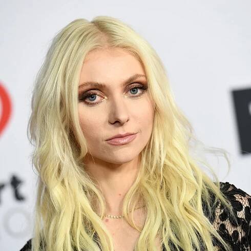 Taylor Momsen delights Gossip Girl fans with photo at iconic NYC filming location