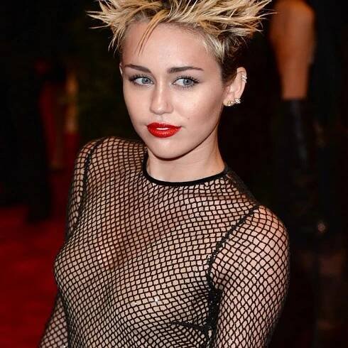 Nahatá Miley na bourací kouli zbořila rekord YouTube