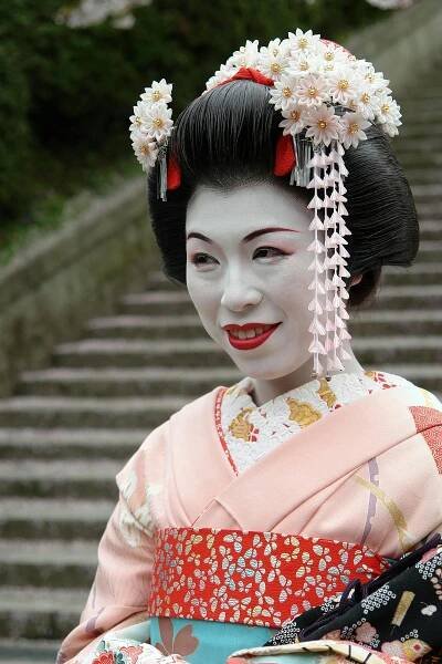 bezplatná Gejša v tradičním kimonu, fotografovaná venku v Kjótu v Japonsku. Základová fotografie