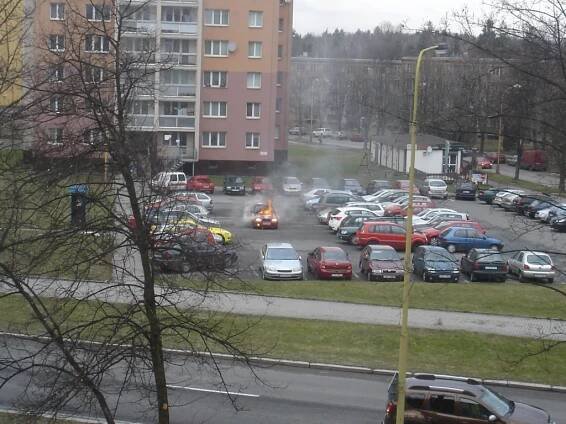 Automobil rozvážející po městě pizzu zničil požár