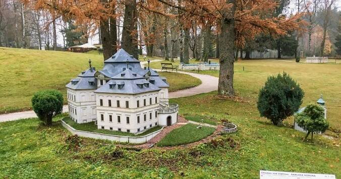 V parku miniatur v Mariánských Lázních uvidíte na sedmdesát známých památek
