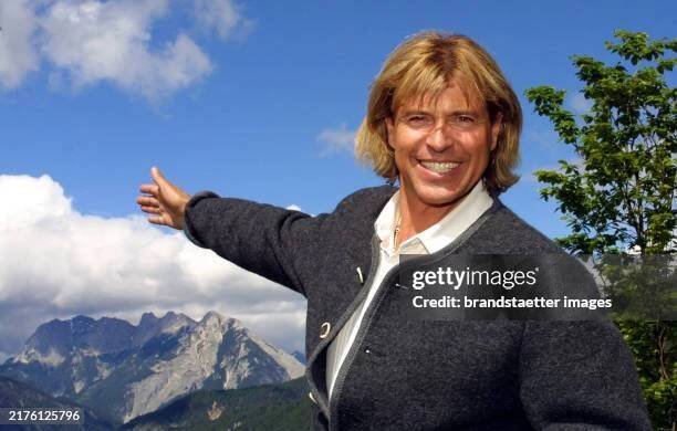 Former Austrian ski racer Hansi Hinterseer during filming for the film ' Da wo die Berge sind 2 ' . Seefeld. 10 June 2002.