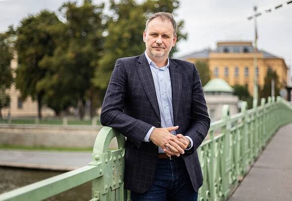 Senátor Holásek se vzdal funkcí na hradecké radnici, předešel tak odvolání