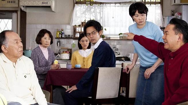 Kazoku wa curai jo - Z filmu - Isao Hašizume, Kazuko Jošijuki, Jú Aoi, Satoši Cumabuki, Jui Nacukawa