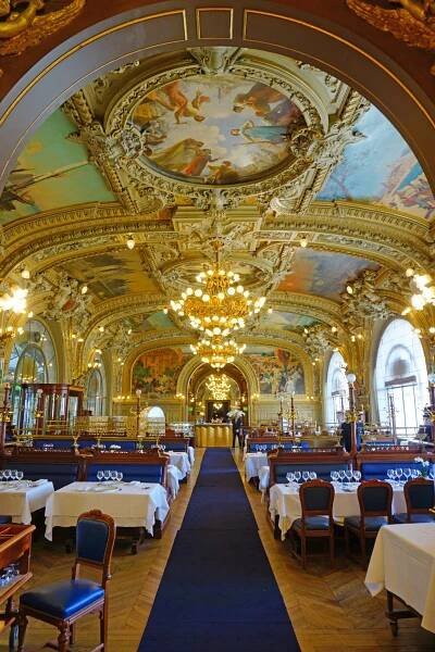 Tento dechberoucí francouzský restaurant v Paříži, starý 124 let, připomíná luxusní vlakový vůz