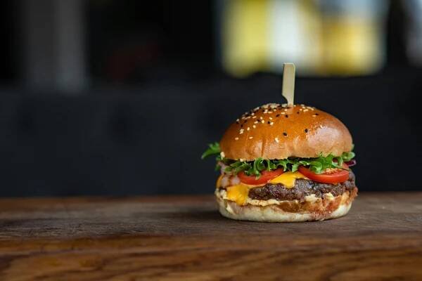 32 % Čechů obědvá doma, 27 % v práci, 13 % ve fastfoodech - zdravezpravy.cz