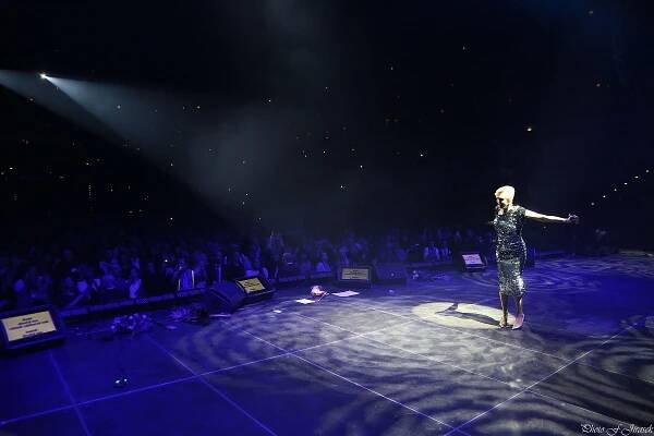 OBRAZEM: Helena Vondráčková slavila v O2 Areně ve velkém stylu