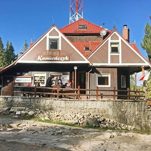 U vodopádu je restaurace s krásným výhledem na protější hory a venkovním posezením. 
