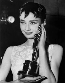 Galerie: Nesmrtelný styl Audrey Hepburn: Ikonické malé černé i růžové svatební šaty | Marianne.cz