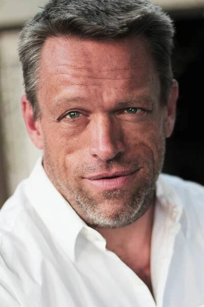 Brian Thompson herec