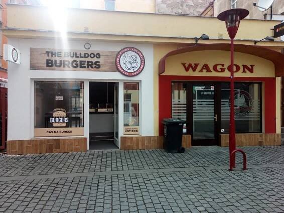 Sestavte a snězte si svůj vysněný Hot Dog: výběr z 5 druhů omáček i zeleniny