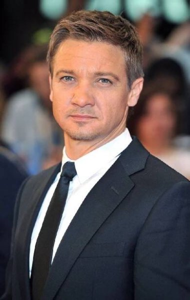 FOTO: Herec Jeremy Renner. – stránka 21