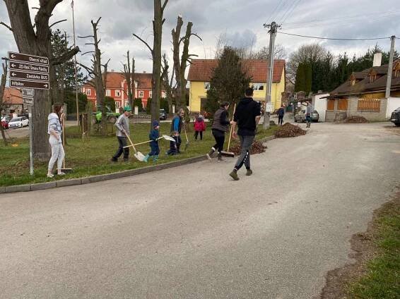 2024 - brigáda na úklid návsi 23.3.2024 - Oficiální stránky obce Hoštice
