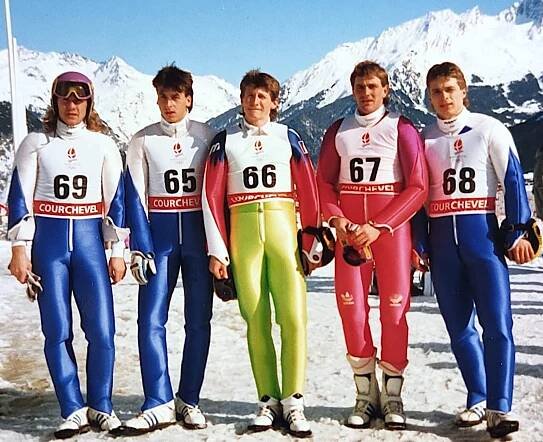Družstvo československých skokanů na lyžích na zimních olympijských hrách 1992 se fotografuje v areálu v Courchevel, kde se závody konaly. Zleva Jaroslav Sakala, Tomáš Goder, František Jež, Jiří Parma a náhradník Jiří Raška mladší.