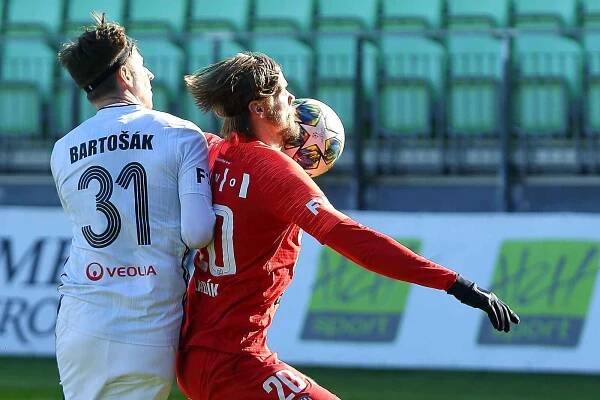 Fotbalisté Zbrojovky Brno (v červeném) remizovali na hřišti Karviné 1:1.